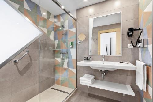 帕尔马海滩Hotel Riu Playa Park - 0'0 All Inclusive的一间带水槽和淋浴的浴室
