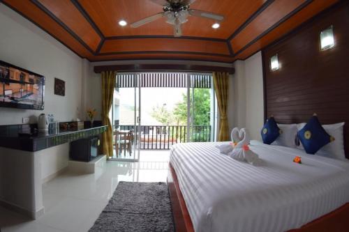 拉威海滩Vivi Boutique Room Hotel SHA Plus的一间卧室设有一张大床和大窗户