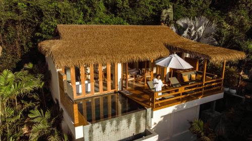 拉迈Wild Cottages Luxury and Natural - SHA Extra Plus Certified的享有带伞的建筑的顶部景色