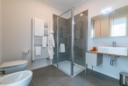 贝加莫Domitys Quarto Verde的带淋浴、卫生间和盥洗盆的浴室
