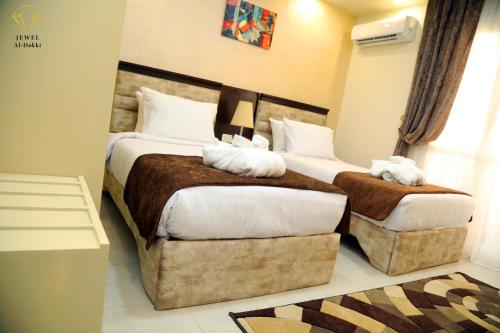 开罗Jewel Dokki Hotel的酒店的客房 - 带2张带白色枕头的床