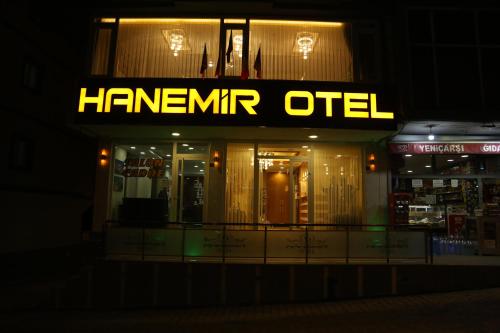 TatvanHanemir Otel的夜间仓储油的标志
