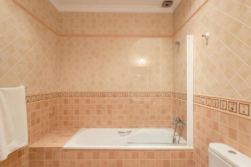 弗里希利亚纳Casa rural Villena的带浴缸的瓷砖浴室设有水槽