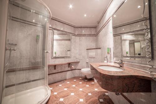 桑德Eventhotel Moment的一间带水槽、卫生间和淋浴的浴室