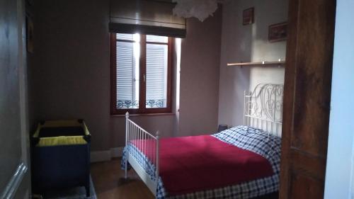 米卢斯Le grand Charpentier的一间小卧室,配有床和窗户