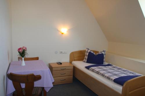 斯瓦豪森施瓦泽安德尔酒店的一间小卧室,配有一张床和一张桌子