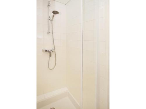 图尔旅游中心会议中心宜必思快捷酒店的浴室内配有淋浴和头顶淋浴