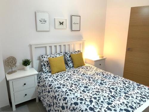 波多黎多德萨贡托UIM Mediterraneo PB Aragon B Wifi的一间卧室配有一张带蓝色和白色棉被的床