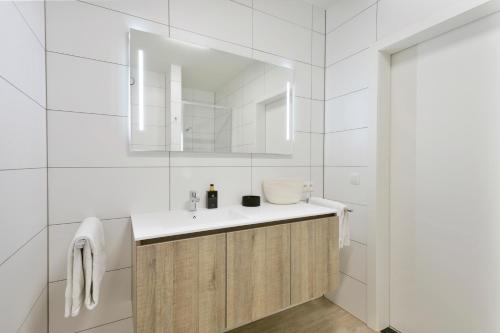 扎芬特姆Verac Flats的白色的浴室设有水槽和镜子