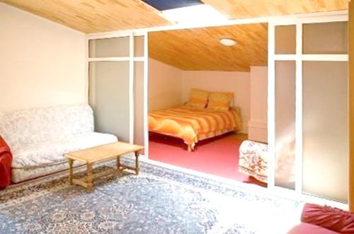 LʼEscarèneAppartement de 3 chambres avec piscine partagee jardin amenage et wifi a Berre les Alpes的一间卧室配有一张床和一张沙发