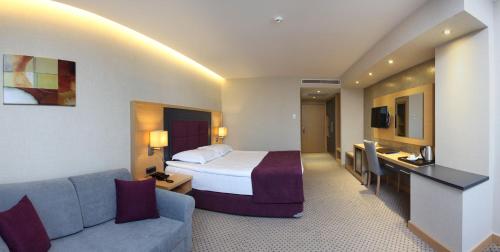 阿达纳赛琳公园酒店的酒店客房,配有床和沙发