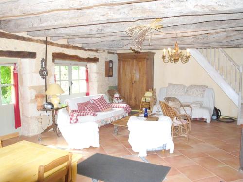 Saint-AlvèreMaison d'une chambre avec piscine privee jardin amenage et wifi a Sainte Alvere的客厅配有白色家具和木制天花板。