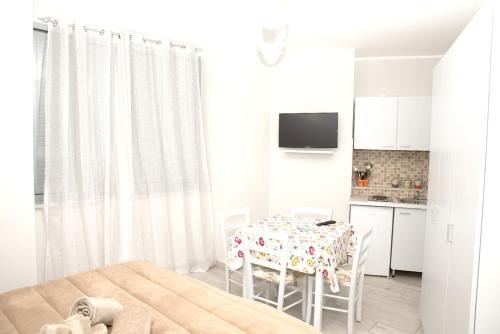那不勒斯One bedroom apartement with wifi at Napoli的厨房以及带桌椅的用餐室。