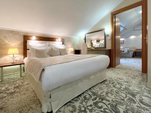利沃夫Eney Boutique Hotel的配有一张大床和镜子的酒店客房