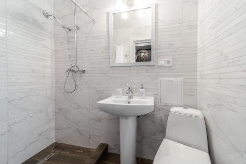 利沃夫Райська Насолода的白色的浴室设有水槽和卫生间。