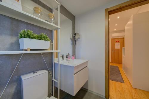 吉马良斯Bellu Suites的一间带水槽和卫生间的浴室