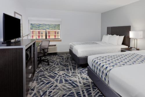 蒙哥马利Best Western Montgomery I-85 North的酒店客房设有两张床和一台平面电视。