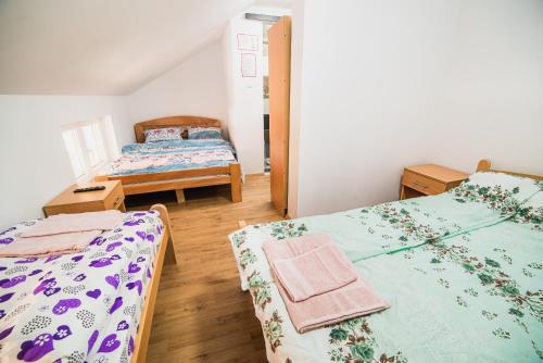 布雷日采Rooms Vila Medena的一间客房内配有两张床的房间