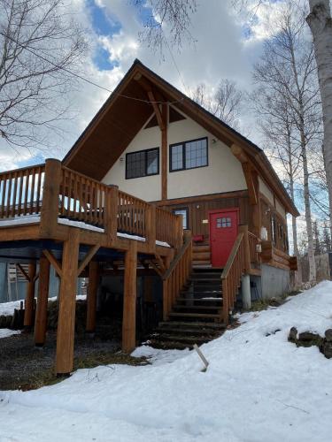 二世古V-WIN - Vacation STAY 07301v的雪中带红门的木屋
