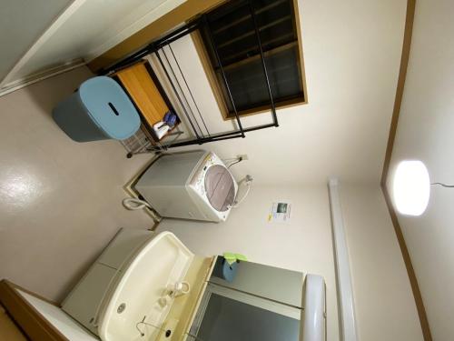 Miyanoshita-Enishi- - Vacation STAY 13658v的一间带水槽和洗衣机的小浴室