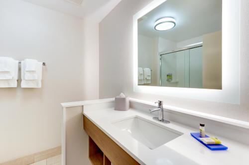 米德尔敦Holiday Inn Express & Suites - Middletown - Goshen, an IHG Hotel的白色的浴室设有水槽和镜子