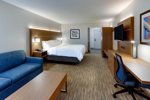 米德尔敦Holiday Inn Express & Suites - Middletown - Goshen, an IHG Hotel的酒店客房,配有床和沙发