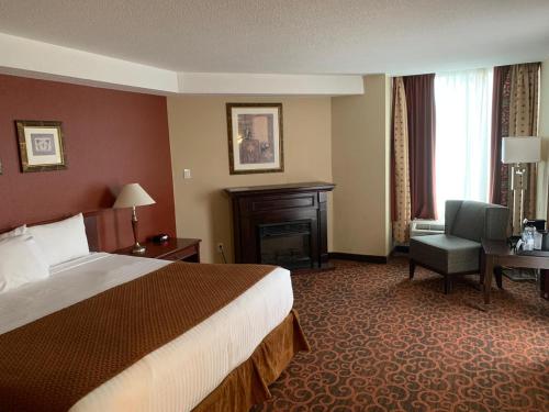 尼亚加拉瀑布尼亚加拉大瀑布华美达酒店的配有一张床和一张书桌的酒店客房