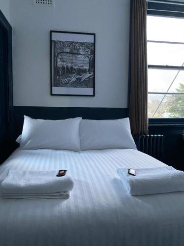 奥伯伦Royal Hotel Oberon的一间卧室配有一张床,上面有两条毛巾