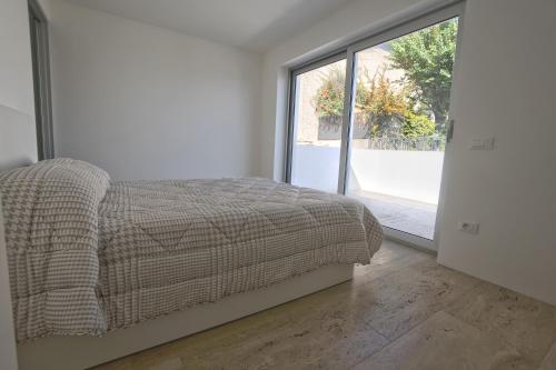 Saint-AntoineMont des Olives - Cap D'ail- app7的一间卧室设有一张床和一个大窗户