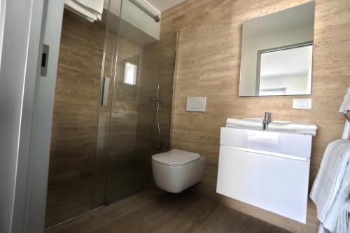 Saint-AntoineMont des Olives - Cap D'ail- app7的浴室配有卫生间、盥洗盆和淋浴。