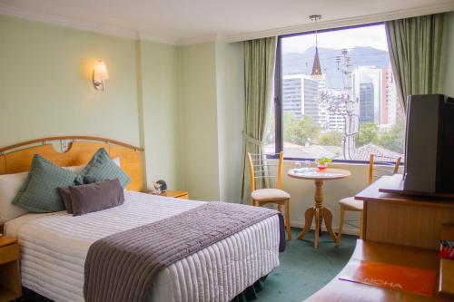 基多拉曼恰酒店的酒店客房设有床和窗户。