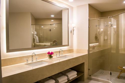 托雷翁Azul Talavera Country Club的一间带两个盥洗盆和大镜子的浴室