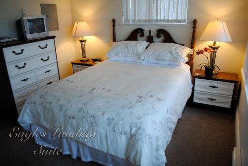 悉尼库柏特套房酒店的一间卧室配有一张带2个床头柜的大型白色床