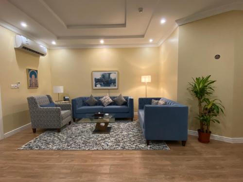 吉达ماس للشقق الفندقية الفاخرة的客厅配有2张蓝色的沙发和地毯。