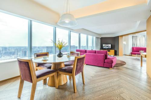 成都成都盛捷江畔服务公寓的客厅配有桌子和紫色沙发