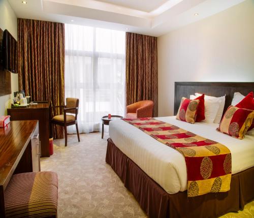 埃尔多雷特埃尔多雷特博马酒店的配有一张床和一张书桌的酒店客房