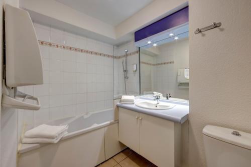 珍妮图德罗勒杜派克公寓式酒店的一间浴室