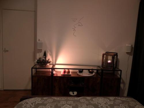 海牙Benvenuto的卧室配有带挂钟的梳妆台,墙上挂有时钟