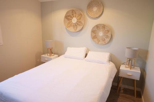 昂古莱姆Appart T2 avec terrasse, parking et wifi的一间卧室配有一张带2个床头柜的大型白色床