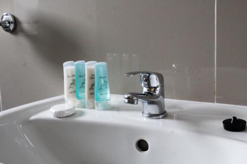 温特和克A-Z Boutique Guesthouse的浴室水槽内备有两瓶牙刷