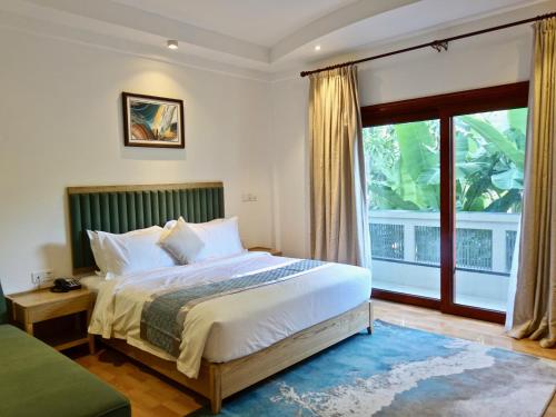 FuvahmulahZero Degree Residence的一间卧室设有一张床和一个大窗户
