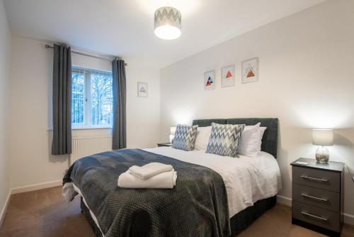 曼斯菲尔德No11 Nursery Covent的一间卧室设有一张大床和一个窗户。