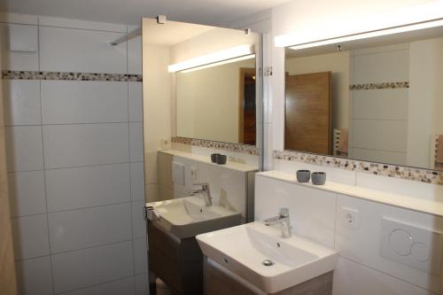 MichelauFerienwohnungen Hasenknuck的浴室设有2个水槽和2面镜子
