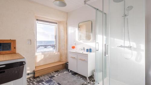 克拉斯卡诺特Villa des Roches - vue mer exceptionnelle的一间带水槽和淋浴及窗户的浴室