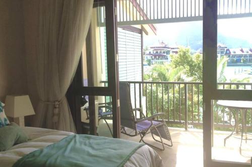 伊甸岛Maison L'Amirale by Simply-Seychelles的一间卧室设有1个带1张床的阳台和1个阳台