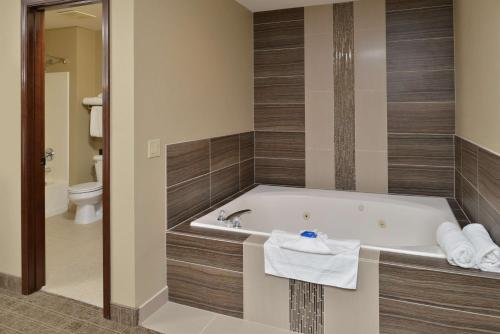 肯纳威克贝斯特韦斯特优质酒店的一间浴室