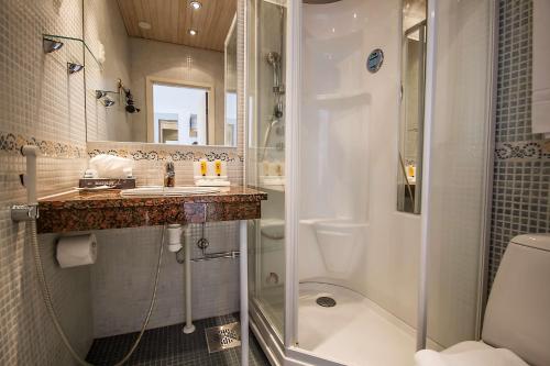 奥卢阿波罗贝斯特韦斯特酒店的带淋浴、盥洗盆和卫生间的浴室