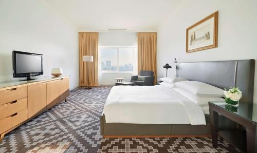 巴库巴库凯悦酒店的配有一张床和一台平面电视的酒店客房