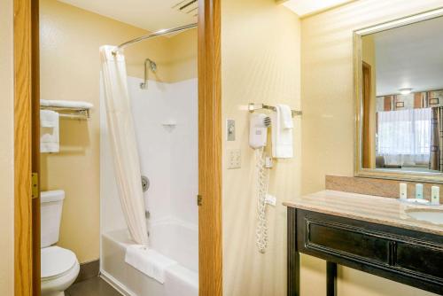 Quality Inn Klamath Falls - Crater Lake Gateway的一间浴室