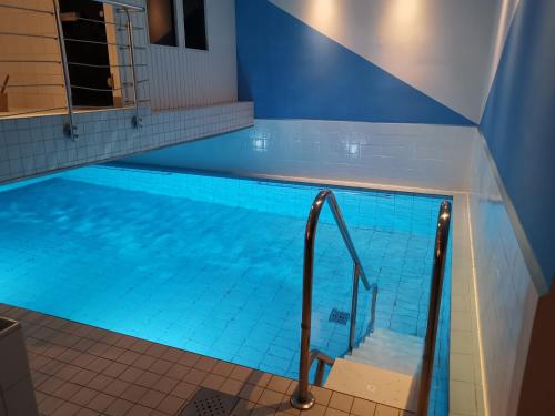 多特蒙德科奈尔阿卡森特酒店的通往水面的带楼梯的游泳池
